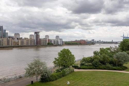 Bright Modern One-Bed w Stunning View of Thames - image 8