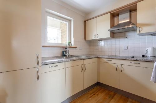 Bright Modern One-Bed w Stunning View of Thames - image 13