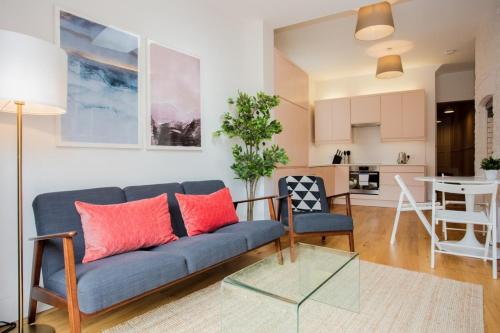 Stylish & Modern 3 Bed Flat in NW London w Garden