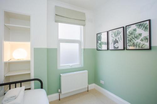 Stylish & Modern 3 Bed Flat in NW London with Garden - image 14