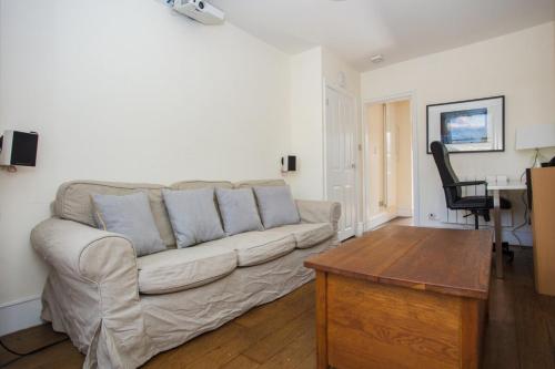 Comfortable Central 1 Bedroom Flat, , London