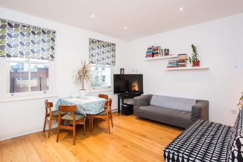 Modern 1BD Apartment in West London - image 3