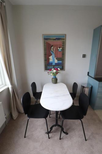 Stylish light-filled 1 Bedroom Flat In Hammersmith - main image
