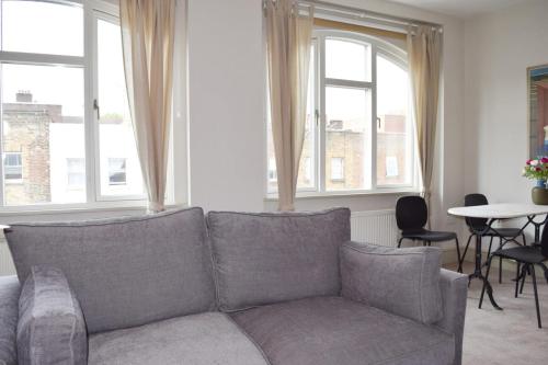 Stylish light-filled 1 Bedroom Flat In Hammersmith - image 7