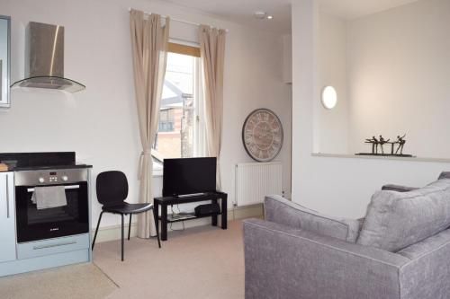 Stylish light-filled 1 Bedroom Flat In Hammersmith - image 5