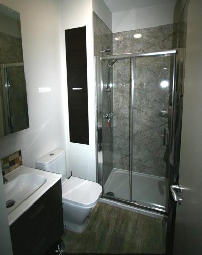 Stylish light-filled 1 Bedroom Flat In Hammersmith - image 3