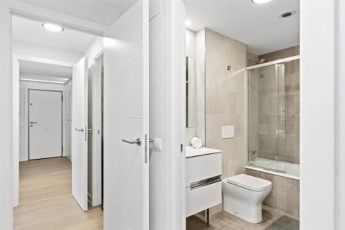Stunning 2 Bed Apt Sleeps 6 nr Adelfas - image 7