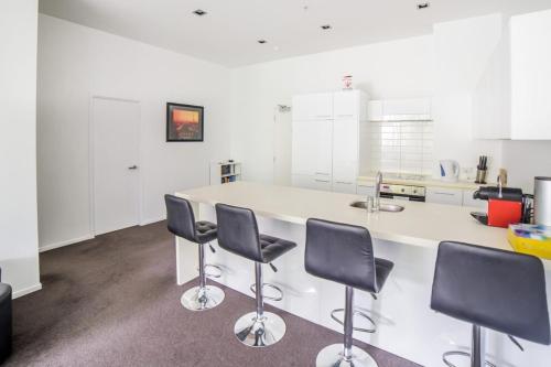 Modern 2 Bedroom Apartment in Auckland CBD with Parking