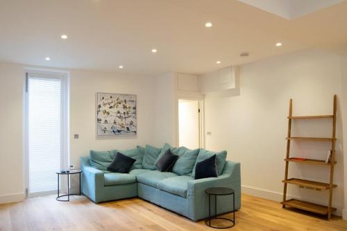 Beautiful Cobbled Mews Flat In Stunning Pimlico