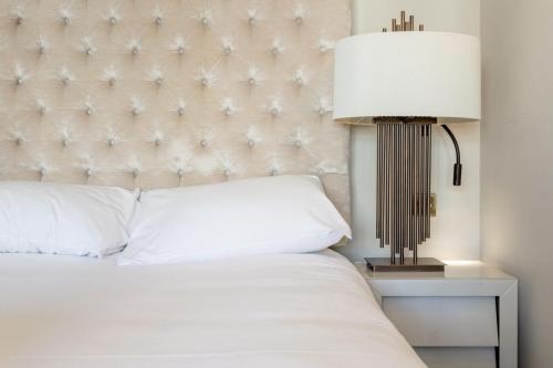 Luxury Mayfair 2 Bedroom Apartment - image 5