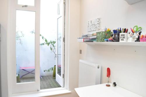 Bright & Modern 1 Bed Flat in Highbury - image 2
