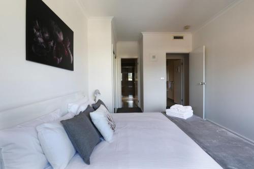 Extra large 2BD Apt in Melbournes Southbank!