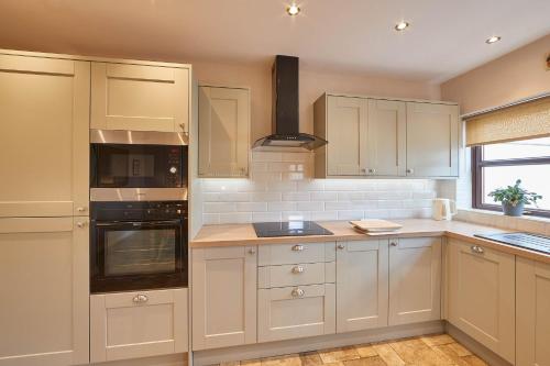 Wood Street Cottage - image 3