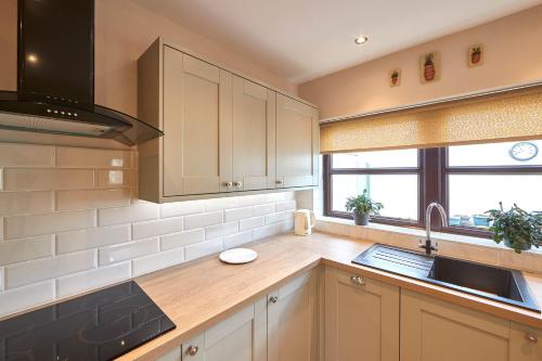Wood Street Cottage - main image