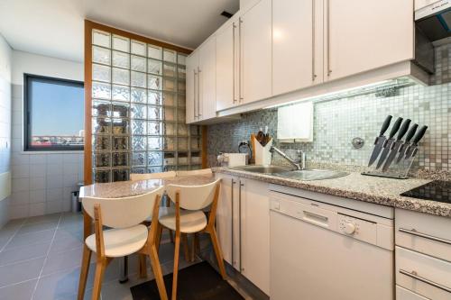 Modern apartment with balcony and amazing views - image 8