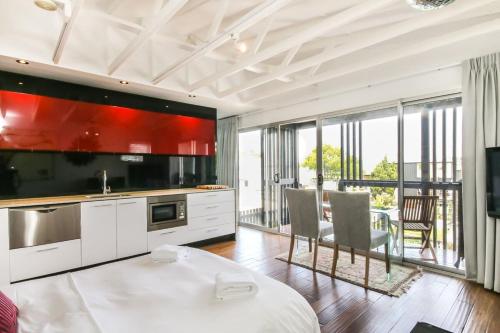 Cool architecturally designed studio 10mins to CBD