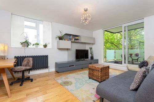 Lovely 1 Bedroom Apartment With Balcony In Putney, East Putney, London