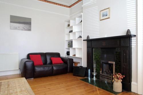 Central 2 Bed Flat With Garden Sleeps 4