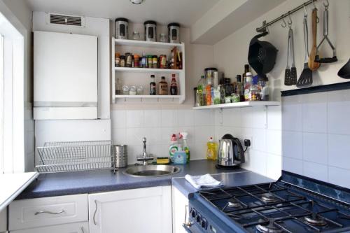 Central and Spacious 2 Bedroom Flat With Garden - Tap to explore photos
