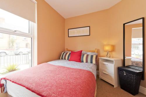Charming Riverside Apartment - Minutes from City - image 2