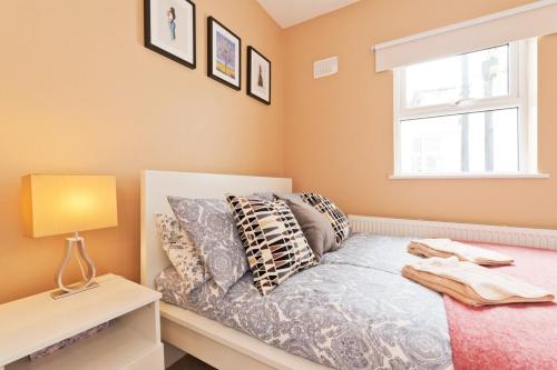 Charming Riverside Apartment - Minutes from City - image 8