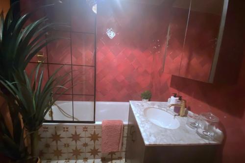 Stylish Cozy Apartment near Trendy Shepherd's Bush - image 8