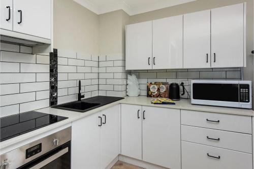 Contemporary 1 Bedroom Apartment Near the City