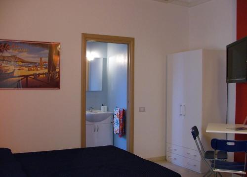 B&B Hibiscus - image 6