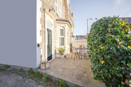 Modern and Chic 2BD in Bristol