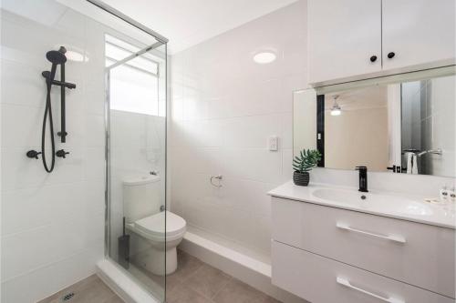 Executive 1 Bedroom Apartment close to Foreshore and CBD