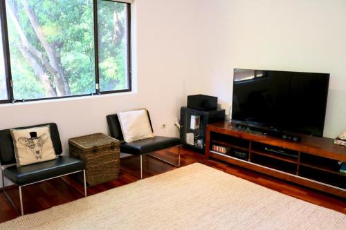 Spacious 3 Bedroom Apartment 20 Min To The CBD in North Shore