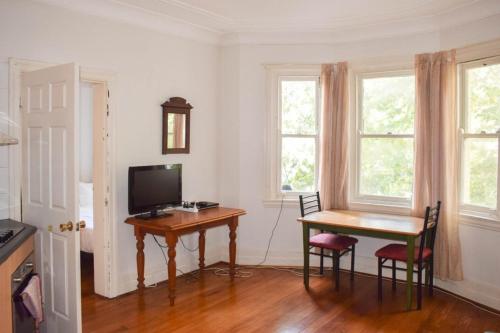 One Bedroom Apartment in Incredible Location - image 5