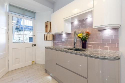 Beautifully Modernised New Town Home Sleeps 6 - image 6