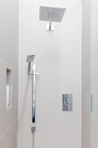 Beautifully Modernised New Town Home Sleeps 6 - image 13