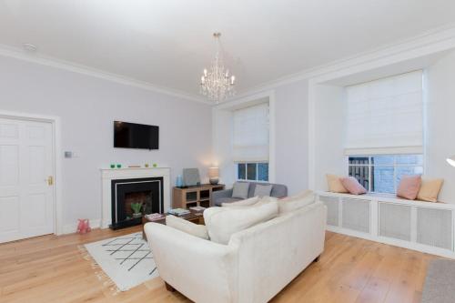 Beautifully Modernised New Town Home Sleeps 6 - image 7