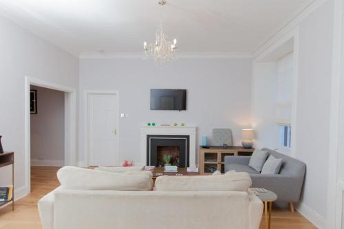 Beautifully Modernised New Town Home Sleeps 6 - image 3