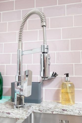 Beautifully Modernised New Town Home Sleeps 6 - image 10