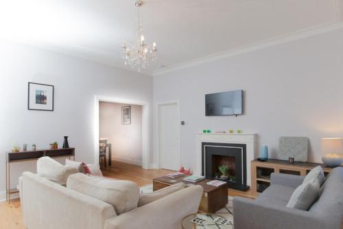 Beautifully Modernised New Town Home Sleeps 6 - image 2