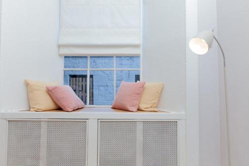 Beautifully Modernised New Town Home Sleeps 6 - image 9