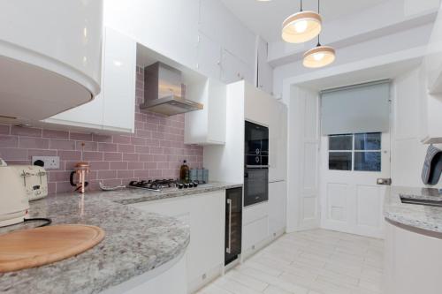 Beautifully Modernised New Town Home Sleeps 6 - image 4