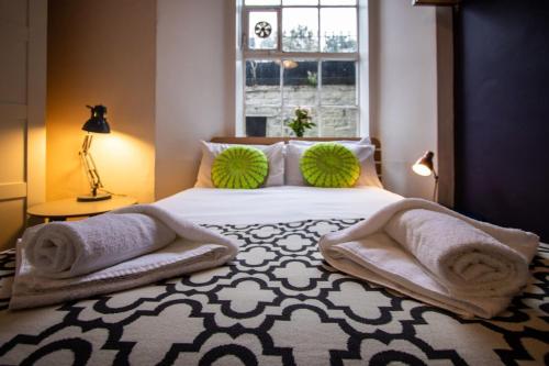 Beautifully Modernised New Town Home Sleeps 6 - image 8