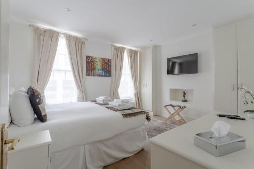 Stunning & Modern 3-Bed Home in Victoria - image 2