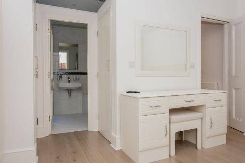 Stunning & Modern 3-Bed Home in Victoria - image 3