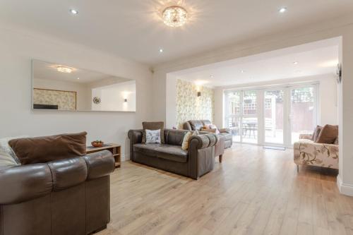 Fantastic Spacious 4 Bed 3 Storey House w Garden London