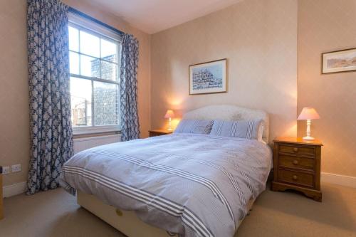 2-bedroom Battersea Park Home With Balcony, Parsons Green, London