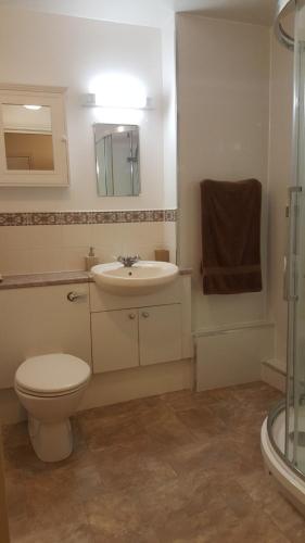 Peaceful 2 bedroom home sleeps 5 FREE PARKING
