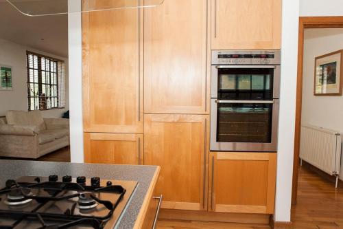Spectacular Central 4-Bed Close To London Eye - image 12