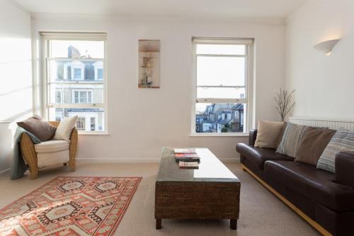 B&B London - Bright and Spacious 1 Bedroom Apartment in the Heart of Kensington - Bed and Breakfast London