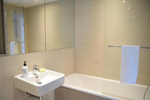 Stylish 1 Bedroom Studio near Canary Wharf - image 2