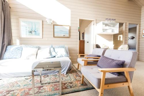 Harbour and Coastal 3 Bedroom Home with Path Views